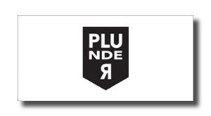 xFiYXQ6w - SHOP NEWS | ムラサキスポーツオンラインストア 通販 PLUNDER logo: white letters on a black shield centered on a white background