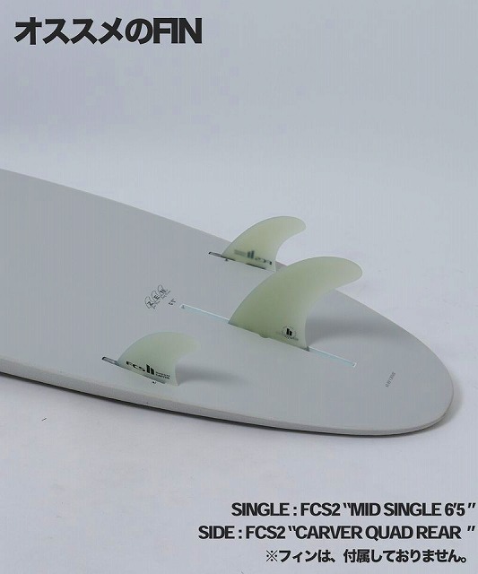 a-8E6heZZw - SHOP NEWS | ムラサキスポーツオンラインストア 通販 Light gray surfboard tail with three white FCS2 fins installed (quad-fin setup). Japanese caption 'オススメのFIN' appears at the top.