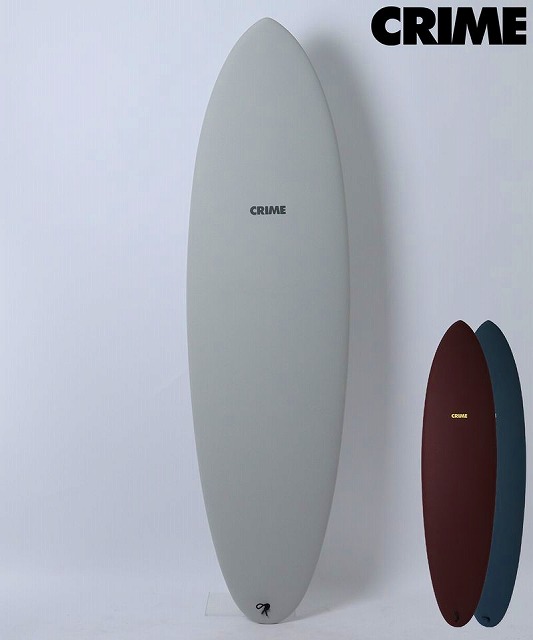 a-CUbNon2Q - SHOP NEWS | ムラサキスポーツオンラインストア 通販 Two surfboards leaning against a light wall: a large light gray board with the CRIME logo, and two smaller dark burgundy and blue boards nearby, also with CRIME branding.