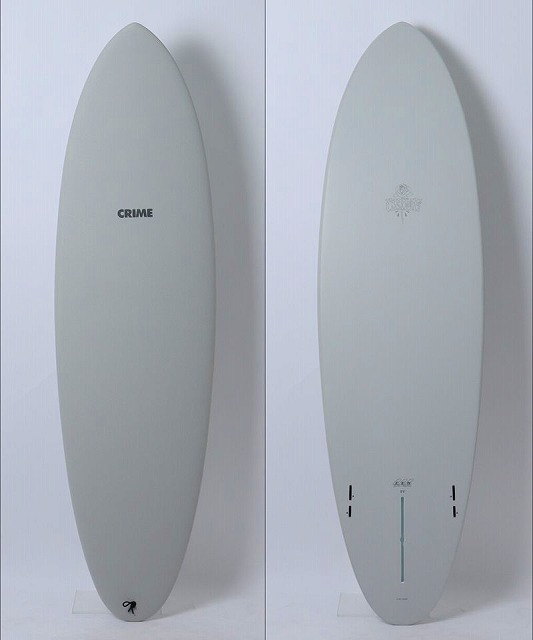 a-fAav7qPQ - SHOP NEWS | ムラサキスポーツオンラインストア 通販 Two light-gray surfboards standing upright against a white background; the left board shows the 'CRIME' brand, the right board shows a small logo near the top and fin boxes at the tail.