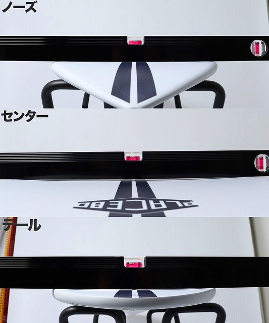 Three-angled view of a white ergonomic chair with a black frame and pink latch, with Japanese labels ノーズ, センター, チル.