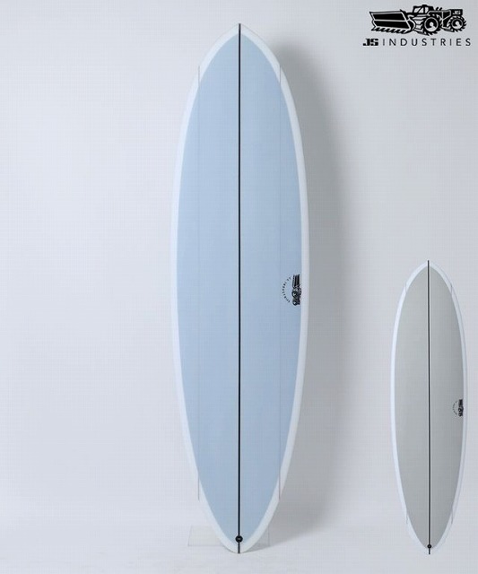 b-FchOVbVw - SHOP NEWS | ムラサキスポーツオンラインストア 通販 Two surfboards standing upright in a bright studio, a larger blue board next to a smaller gray board with white edges, logo in the corner.