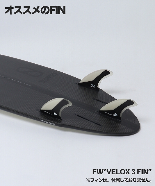 Dark board with three white-and-black fins attached, labeled 'オススメのFIN' and 'FW VELOX 3 FIN'; fins not included.
