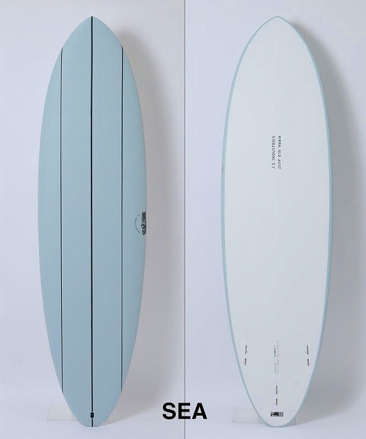Two surfboards on a white background, left blue with a dark center seam and vertical panels, right white with a pale blue edge; 'SEA' appears below.