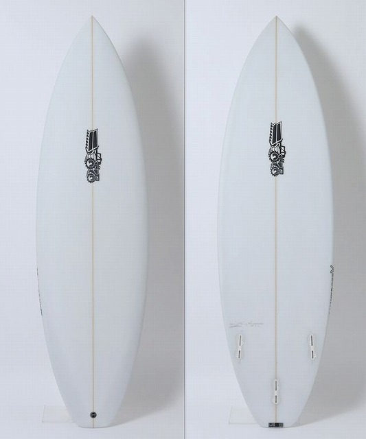 b-TOwJVaAg - SHOP NEWS | ムラサキスポーツオンラインストア 通販 Two views of a white shortboard surfboard: left is the front with a black emblem; right is the back with fin boxes.