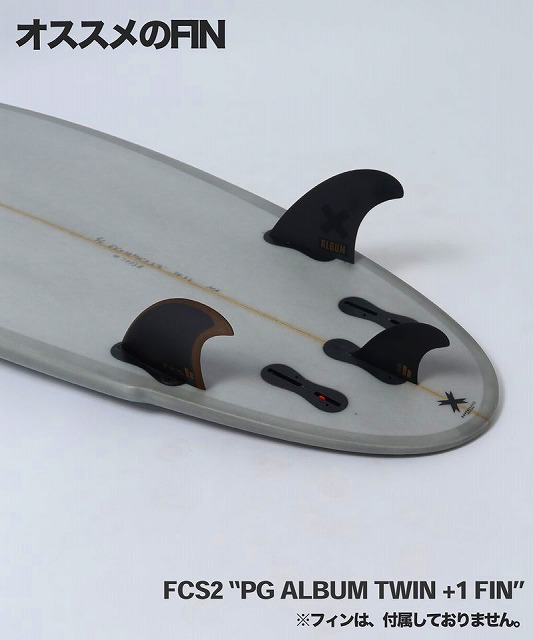 MARGIN7 - SHOP NEWS | ムラサキスポーツオンラインストア 通販 Close-up of a surfboard tail showing multiple FCS2 fins for a twin +1 setup, labeled 'FCS2 “PG ALBUM TWIN +1 FIN”' with Japanese header 'オススメのFIN' indicating recommended fins.